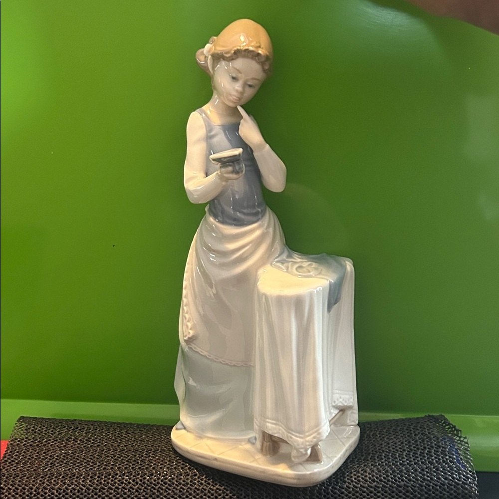 Lladro Ceramic Figurine - Blue and White